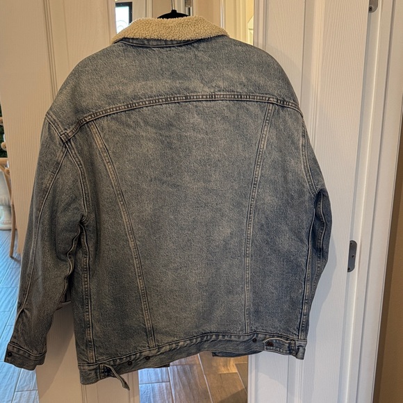 Levi's Men's Light Blue Denim Jacket with Sherpa Lining - Picture 3 of 5